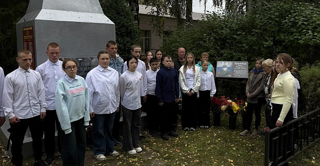 В Вичугском районе открыли мемориальную доску бойцу СВО Ивану Трайберу